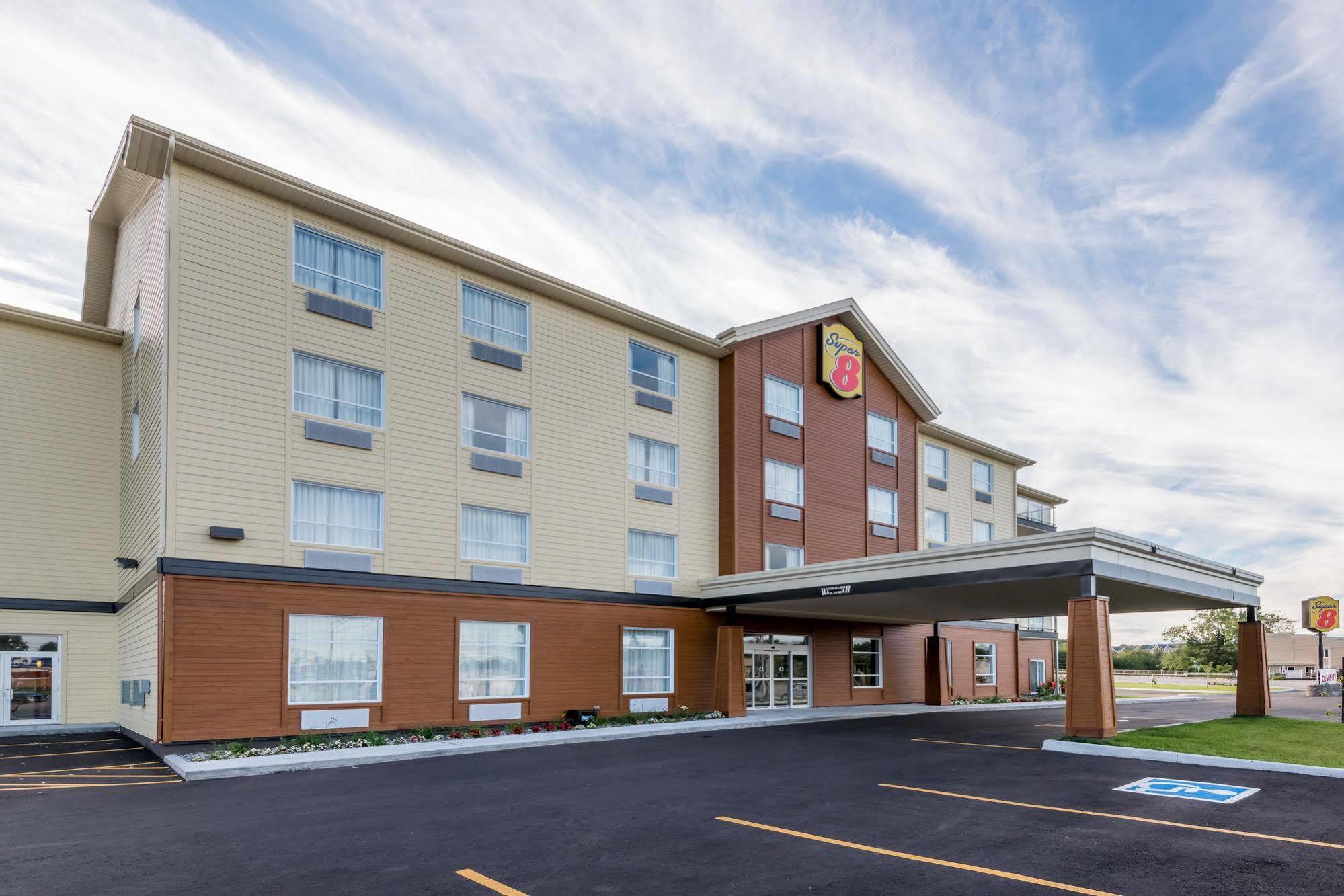 Отель Super 8 By Wyndham Mont Laurier Экстерьер фото