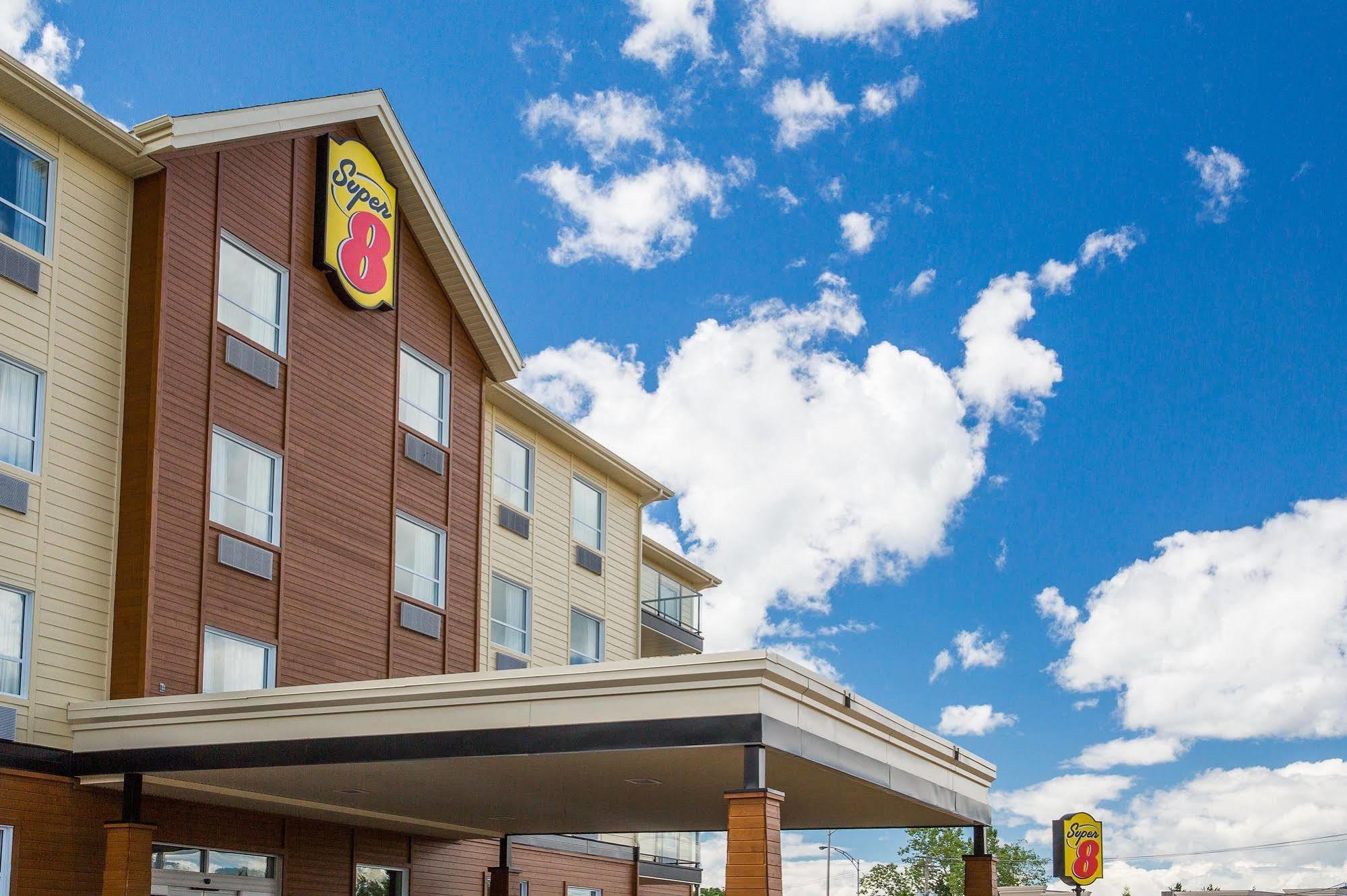 Отель Super 8 By Wyndham Mont Laurier Экстерьер фото