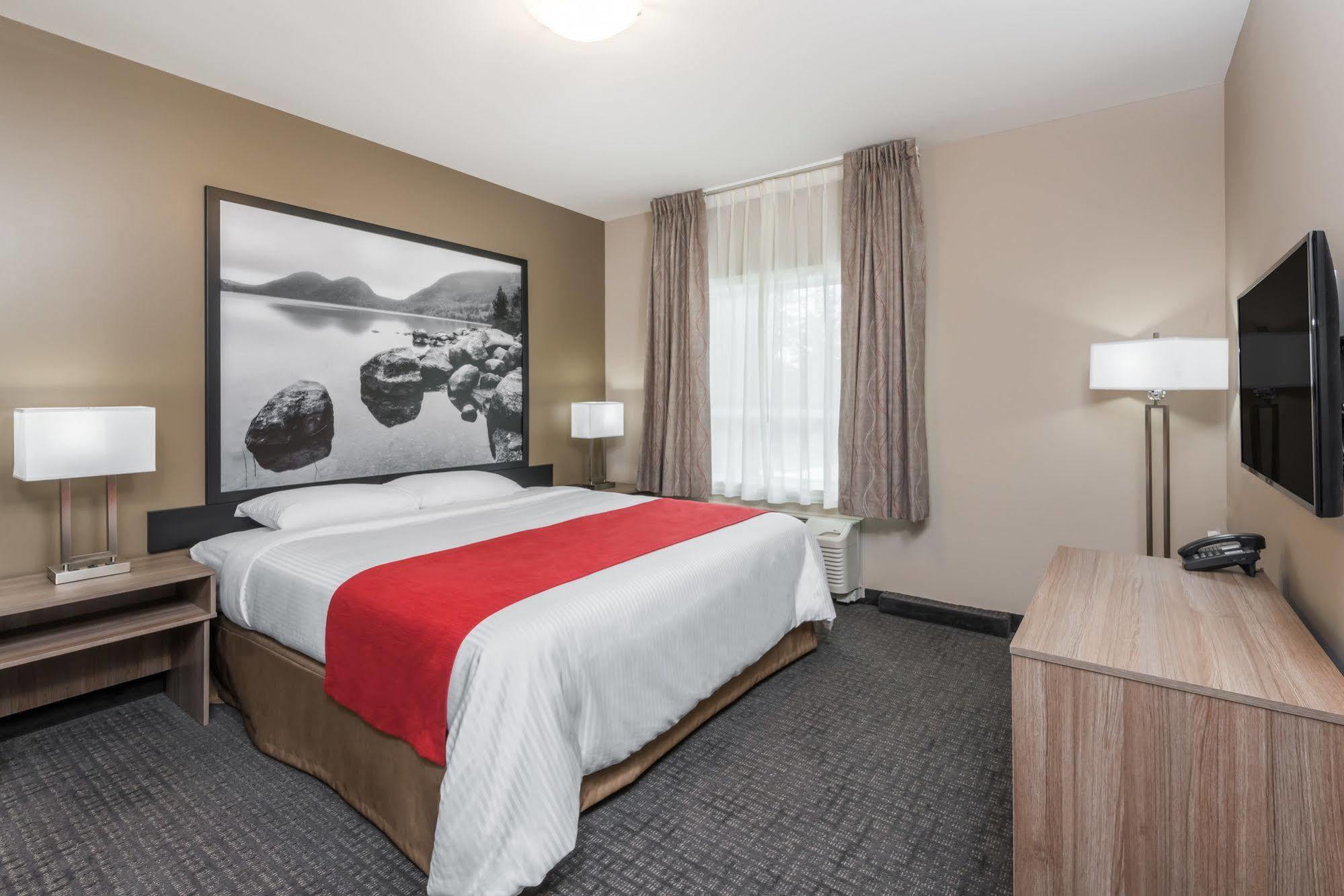 Отель Super 8 By Wyndham Mont Laurier Экстерьер фото
